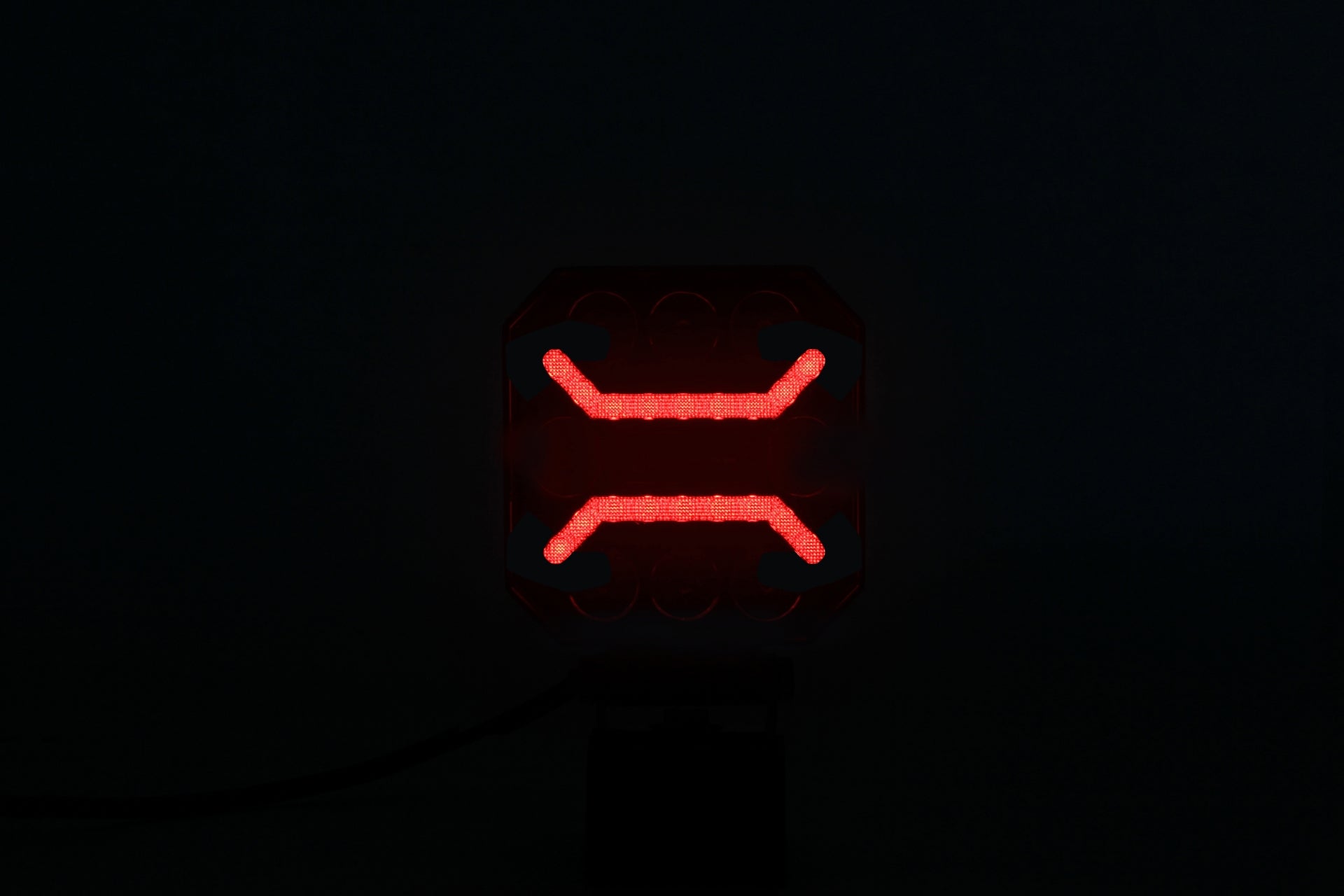 Универсална мощна LED ЛЕД диодна лампа халоген бяла светлина + червен и оранжев габарит 15W 1500LM 12V - 24V E-mark за камион трактор ролбар АТВ джип земеделски и селскостопански машини и др.