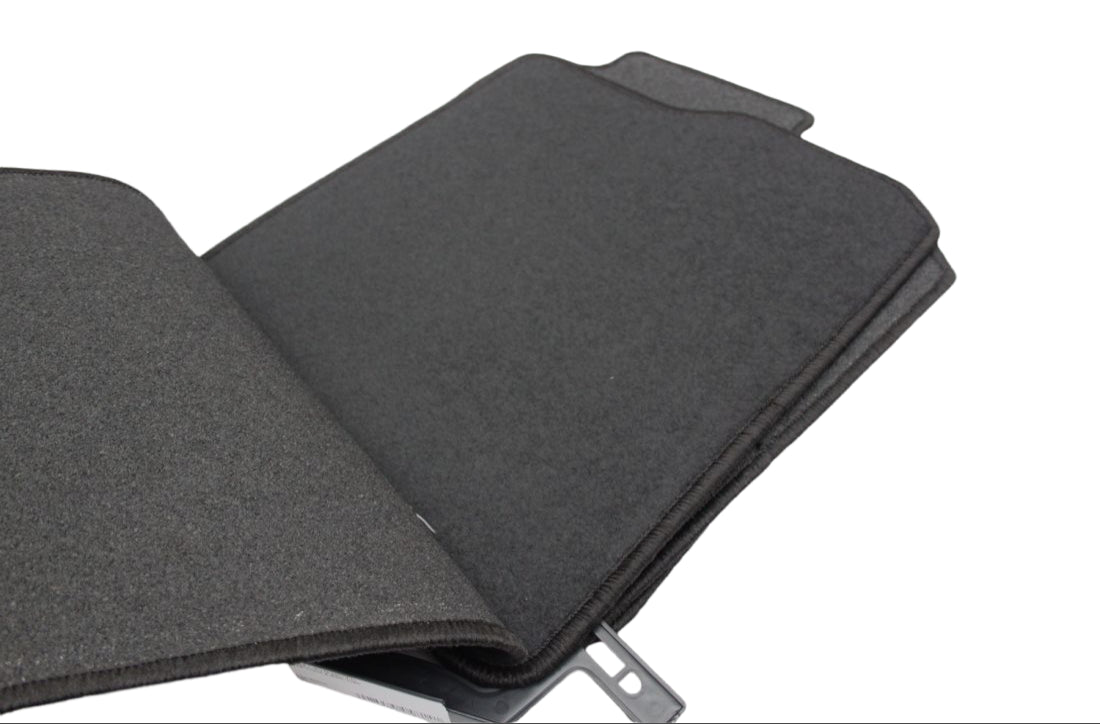 Мокетни стелки за Mitsubishi Outlander (2003-2007)