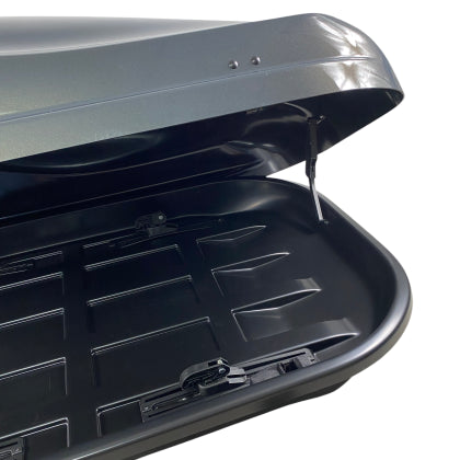 АВТОБОКС JUNIOR ALTRO 140X90X38CM С 70 MM КРЕПЕЖИ, С ЕДНОСТРАННО ОТВАРЯНЕ С КЛЮЧ, 370 ЛИТРА - СИВ АНТРАЦИД ГЛАНЦ