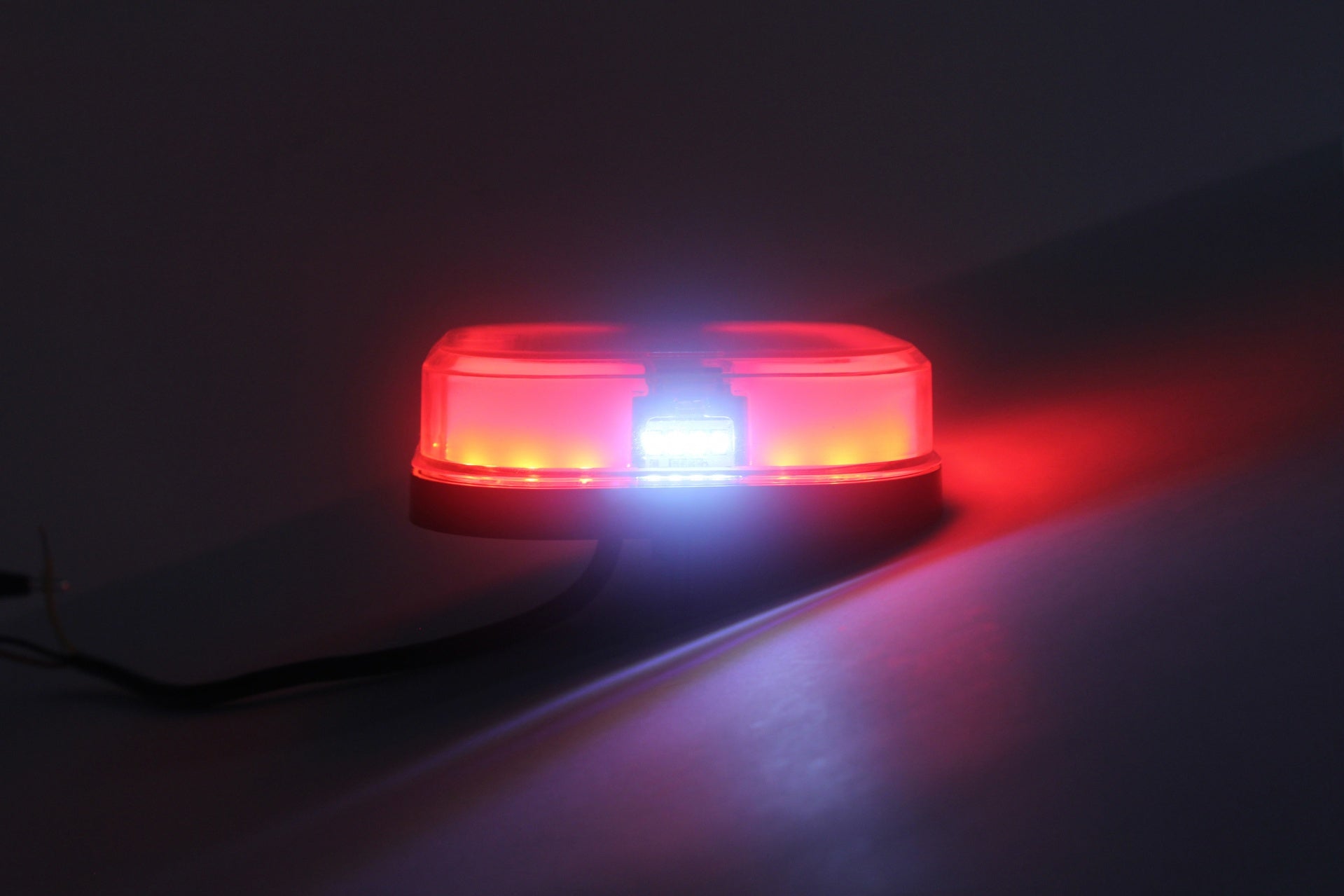 Комплект от 2 броя LED Диодни стопове стоп задни светлини динамичен мигач 12V-24V за бус камион ТИР ремарке каравана платформа Неон Neon Ефект 95 X 97 X 34 mm