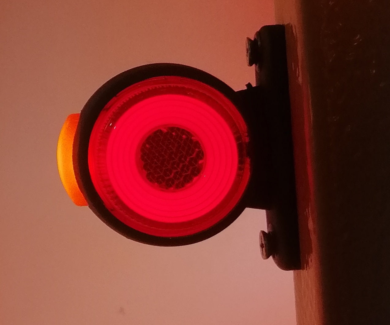 2 броя LED 12 - 24V Гумени Диодни Странични Маркери Рогчета Светлини Неон Ефект За Камион Ремарке Платформа Оранжево Червено