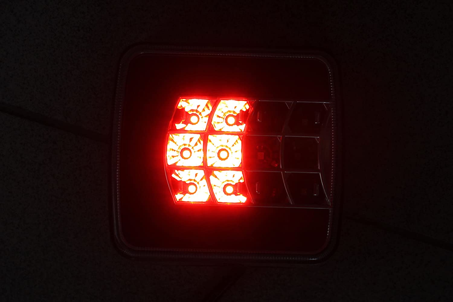 Комплект Стопове Задни Свeтлини С Крушка 12v Подходящи За Бус Камион Ремарке Караванa Платформа Със Сертификат E4