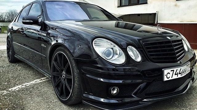 Предна тунинг броня за Mercedes W211 E-Class (2002-2009) - AMG с черна решетка и халогени
