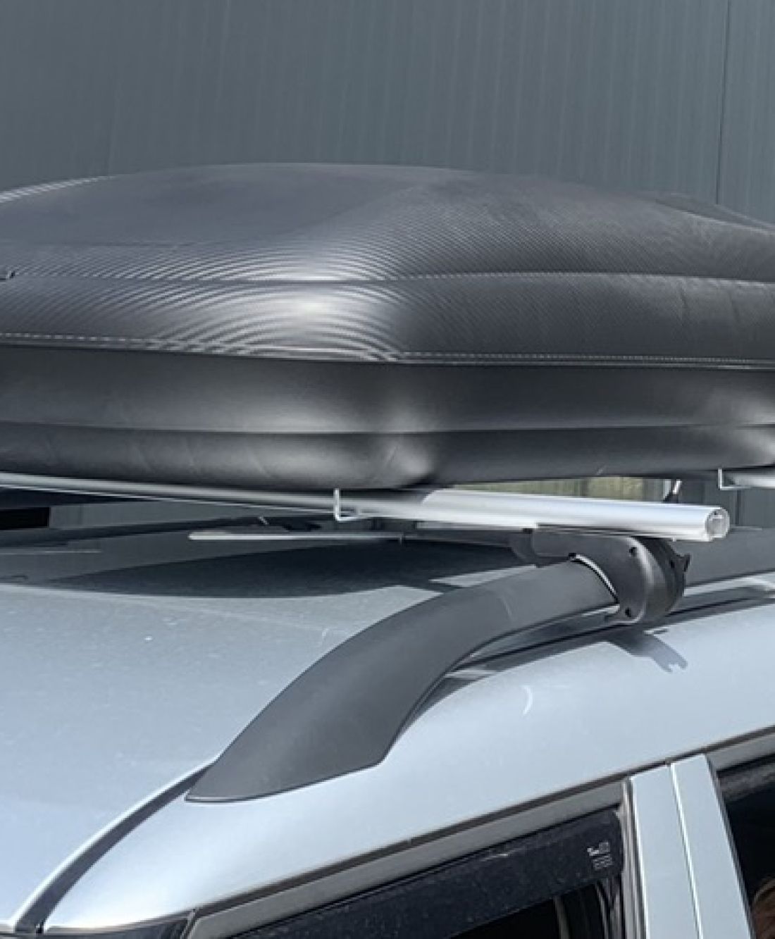 АВТОБОКС ART PLAST 133X77.8X34.5CM С КЛЮЧ, 320 ЛИТРА - ЧЕРЕН КАРБОН