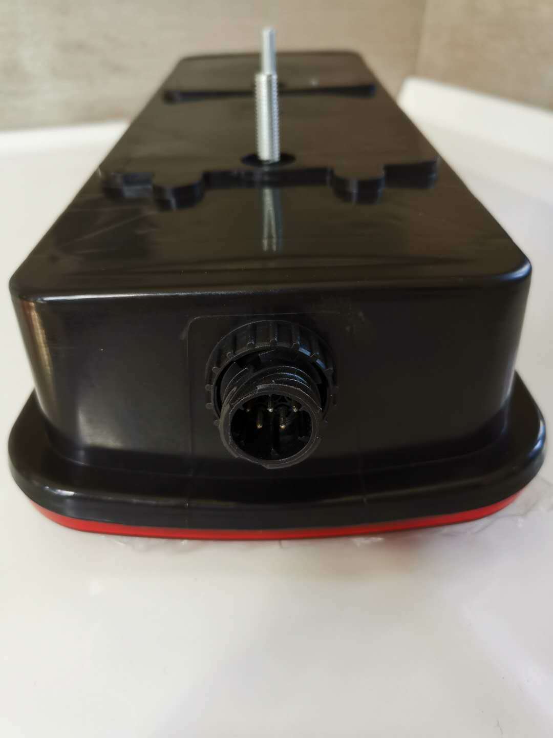 Комплект от 2 броя Универсални Стопове С Букса с 6 пина и крушки Задни светлини 12V -24V Подходящи за Ремарке Караванa Бус Тир Камион Daf Даф Scania Скания Volvo Волво Mercedes Мерцедес Man Ман