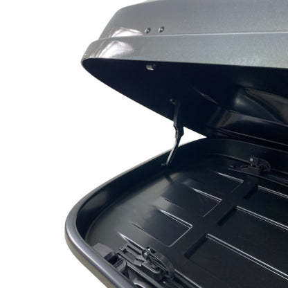 АВТОБОКС JUNIOR ALTRO 140X90X38CM С 70 MM КРЕПЕЖИ, С ЕДНОСТРАННО ОТВАРЯНЕ С КЛЮЧ, 370 ЛИТРА - СИВ АНТРАЦИД ГЛАНЦ