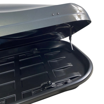 АВТОБОКС JUNIOR ALTRO 140X90X38CM С 70 MM КРЕПЕЖИ, С ЕДНОСТРАННО ОТВАРЯНЕ С КЛЮЧ, 370 ЛИТРА - СИВ АНТРАЦИД ГЛАНЦ