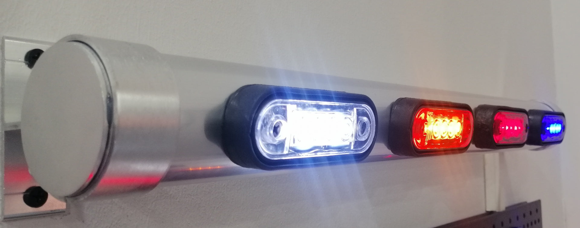 LED ЛЕД Диоден Маркер Габарит Токос Син 12V-24V Светлина За Камион Бус Ван Ремарке Каравана С Извит Гръб за Директен Монтаж на Ролбар Булбар