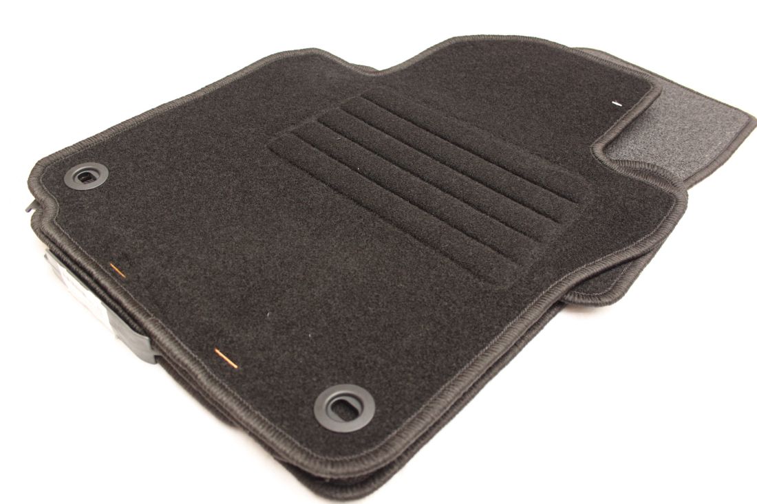 Мокетни стелки за Vw Golf 5 / 6 / Jetta (2005-2011) с кръгли щипки
