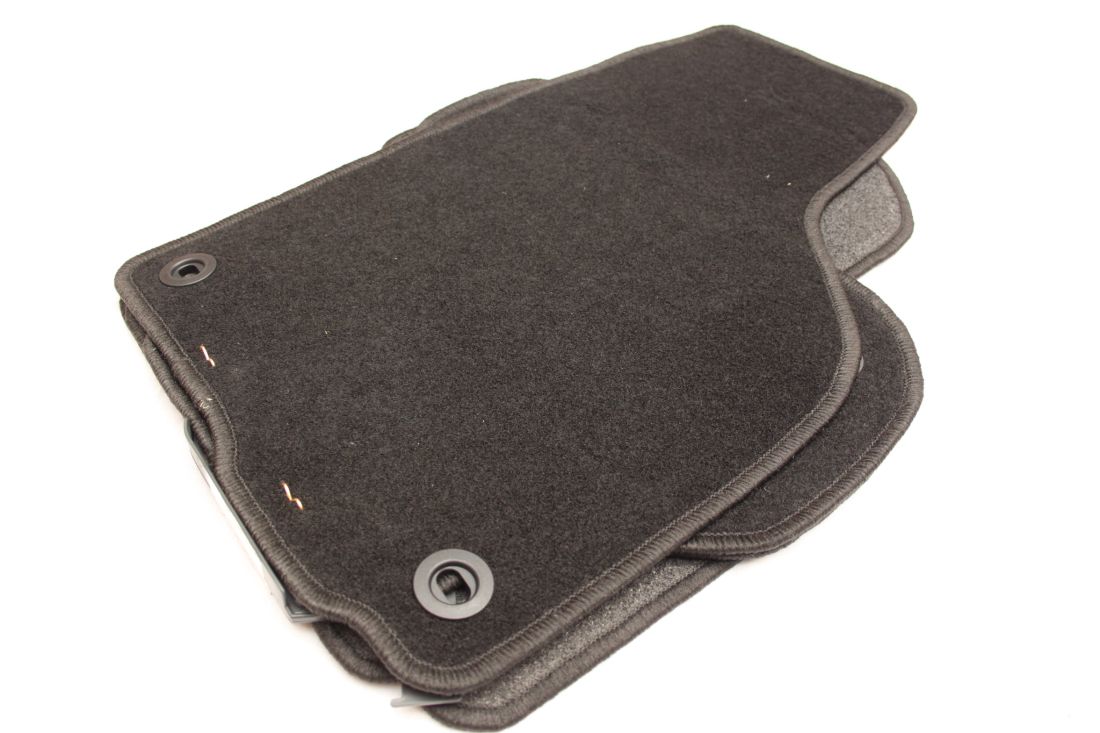 Мокетни стелки за Vw Golf 5 / 6 / Jetta (2005-2011) с кръгли щипки