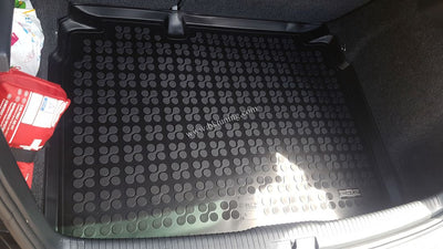 Гумена стелка за багажник Rezaw-Plast за Volkswagen Golf 5 2003–2012 / Golf 6 хечбек – с комплект инструменти в багажника