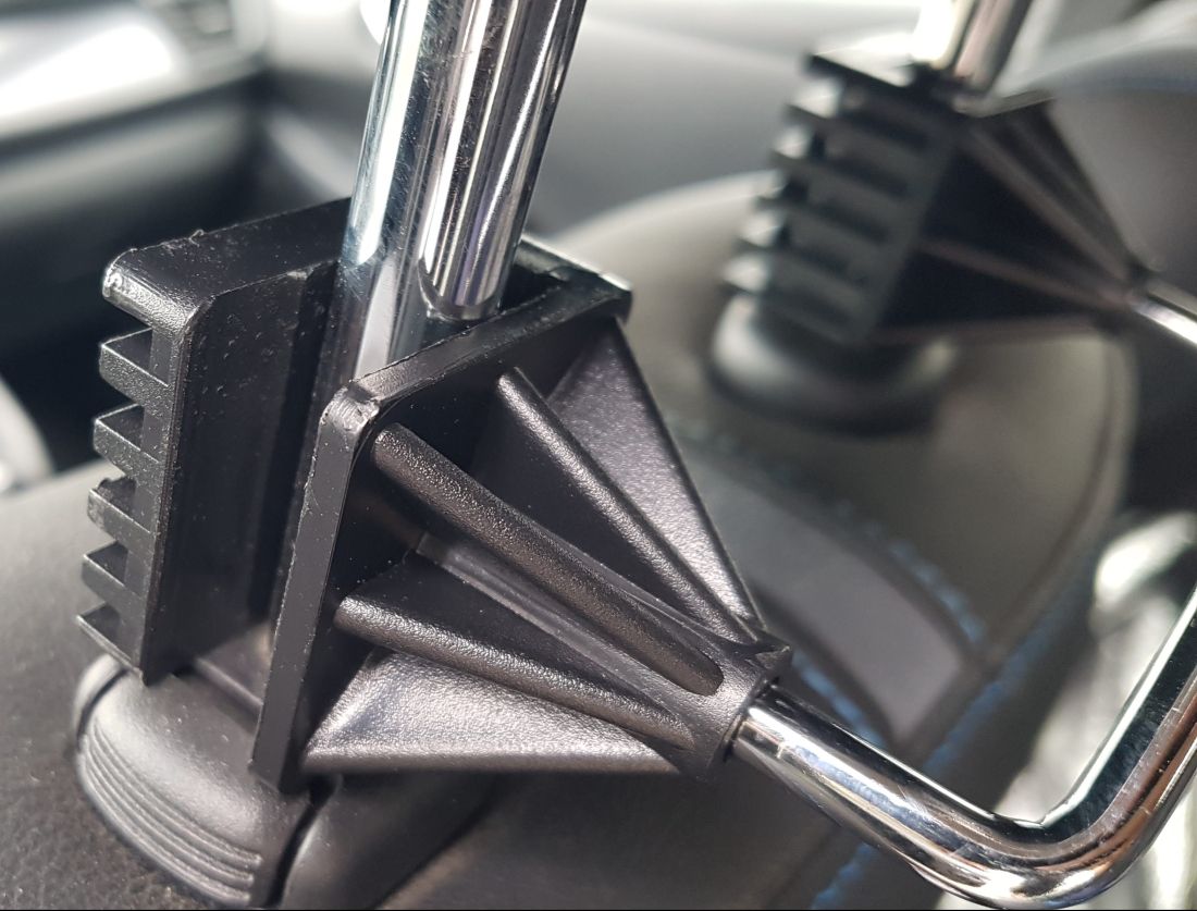 Закачалка за дрехи за кола - за облегалката на предна седалка