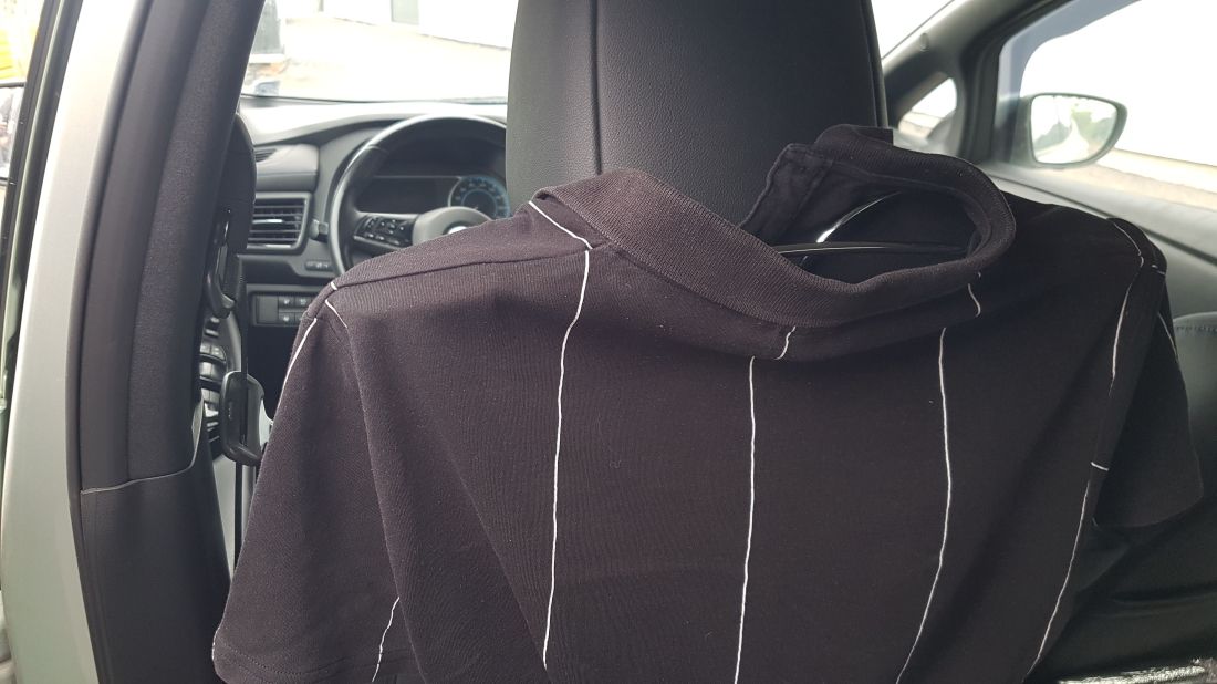 Закачалка за дрехи за кола - за облегалката на предна седалка